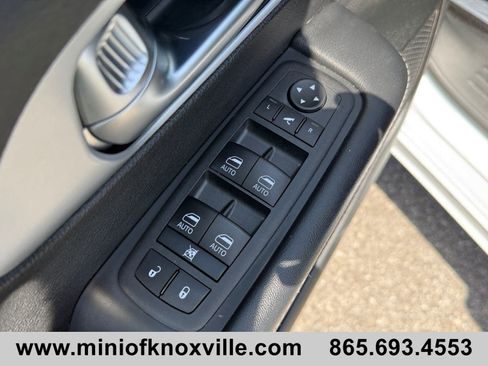 Used 2025 Chrysler Pacifica Limited FWD image 15