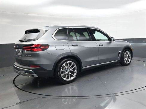 New 2026 BMW X5 xDrive50e image 4