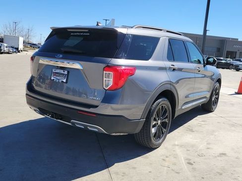 Certified 2022 Ford Explorer XLT image 3