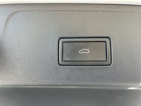 Certified 2022 Volkswagen Atlas Cross Sport SE image 45