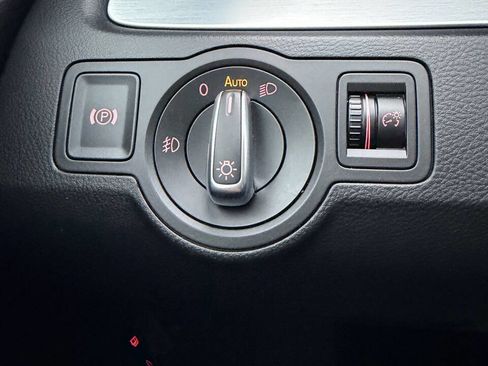 Used 2010 Volkswagen CC Luxury image 25