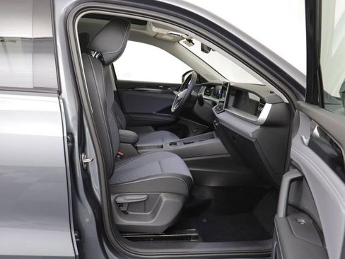 New 2026 Volkswagen Tiguan SE w/ Panoramic Sunroof Package image 19