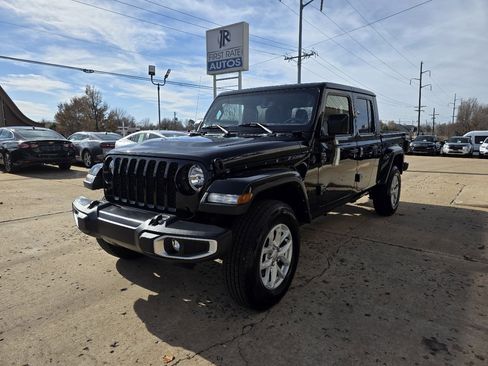 Used 2023 Jeep Gladiator Sport image 3