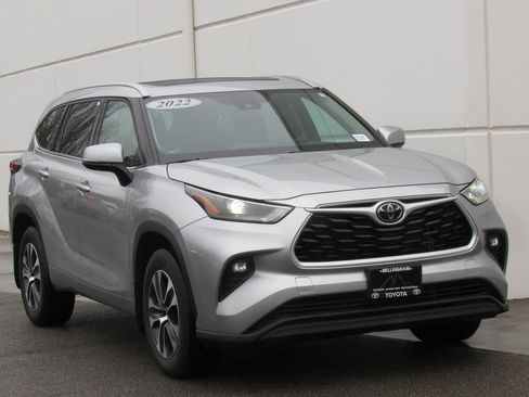 Certified 2022 Toyota Highlander XLE image 2
