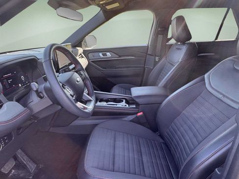 Used 2025 Ford Explorer ST-Line w/ ST-Line Street Pack AWD/4WD image 4