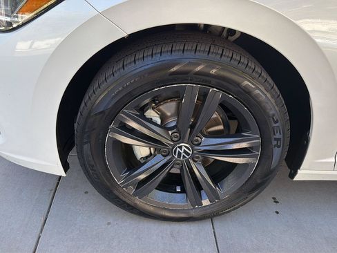 Certified 2023 Volkswagen Jetta SE w/ Panoramic Sunroof Package FWD image 9