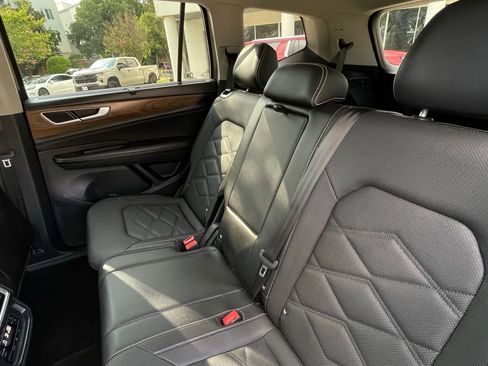 Used 2025 Volkswagen Atlas SE FWD image 23