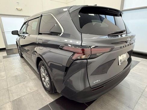 Used 2025 Toyota Sienna LE image 4