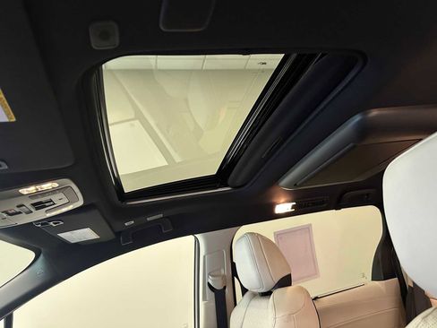 Certified 2025 Toyota Sienna Platinum image 22