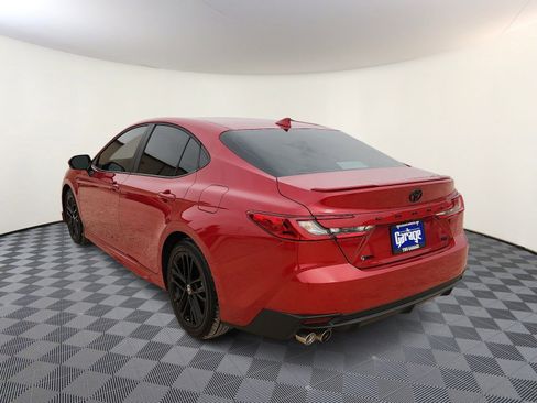 Used 2025 Toyota Camry SE image 3