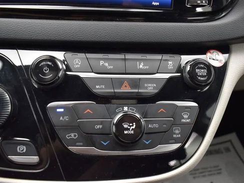 Used 2024 Chrysler Pacifica Touring-L FWD image 32
