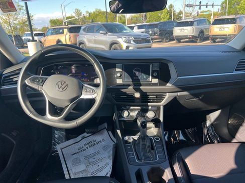 Used 2023 Volkswagen Jetta SE FWD image 5