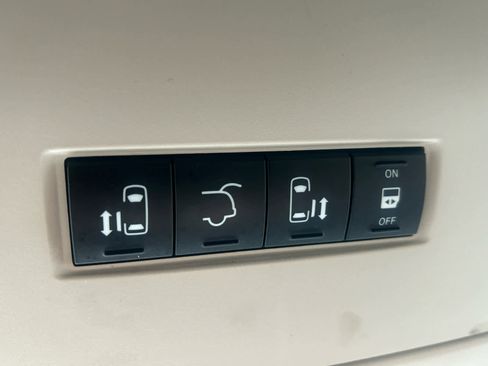 Used 2015 Chrysler Town & Country Touring w/ Driver Convenience Group image 32