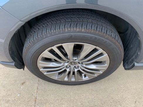 Used 2022 Toyota Venza XLE AWD/4WD image 6