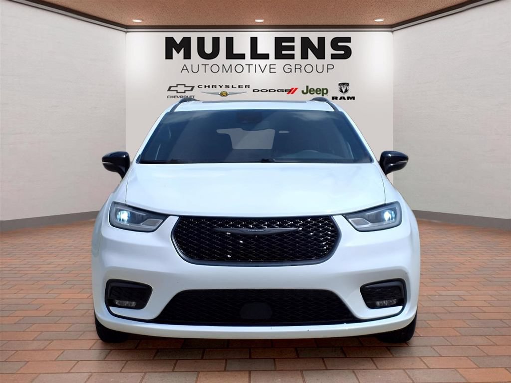 Used 2025 Chrysler Pacifica Limited FWD image 2