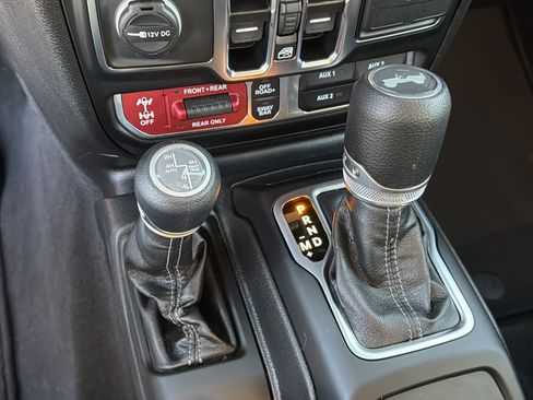 Used 2025 Jeep Wrangler Rubicon w/ Convenience Group image 32