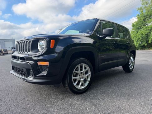 Used 2023 Jeep Renegade Latitude AWD/4WD image 8