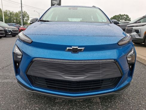 Used 2023 Chevrolet Bolt EUV LT w/ Convenience Package FWD image 2