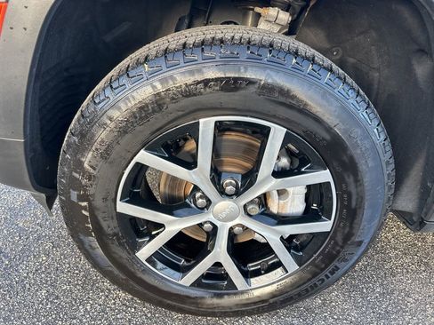 Used 2024 Jeep Grand Cherokee Limited image 17