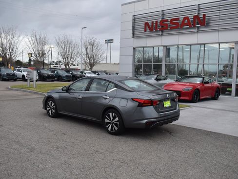 Used 2022 Nissan Altima 2.5 SV FWD image 5