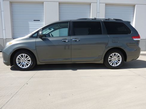 Used 2011 Toyota Sienna XLE w/ XLE Navigation Pkg FWD image 6