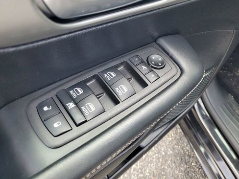 Used 2024 Chrysler Pacifica Premium image 9