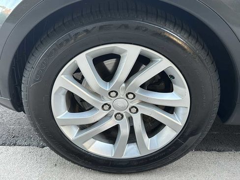 Used 2018 Land Rover Discovery SE image 69