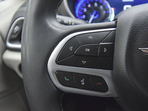 Used 2023 Chrysler Pacifica Touring-L AWD/4WD image 36