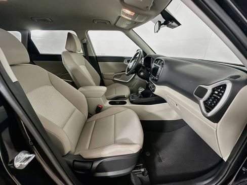 Used 2025 Kia Soul LX w/ LX Technology Package FWD image 29