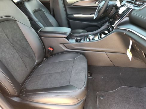 New 2025 Jeep Grand Cherokee Altitude image 10