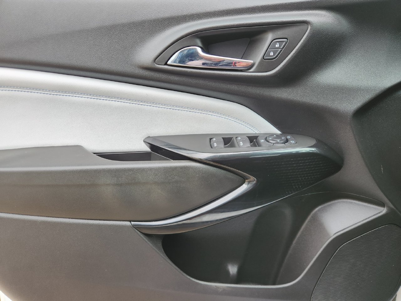 Used 2024 Chevrolet Trax LT w/ Driver Confidence Package FWD image 19