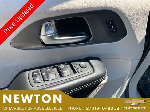 Used 2022 Chrysler Pacifica Touring-L FWD image 6