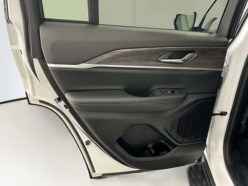 Used 2023 Jeep Grand Cherokee Limited image 28