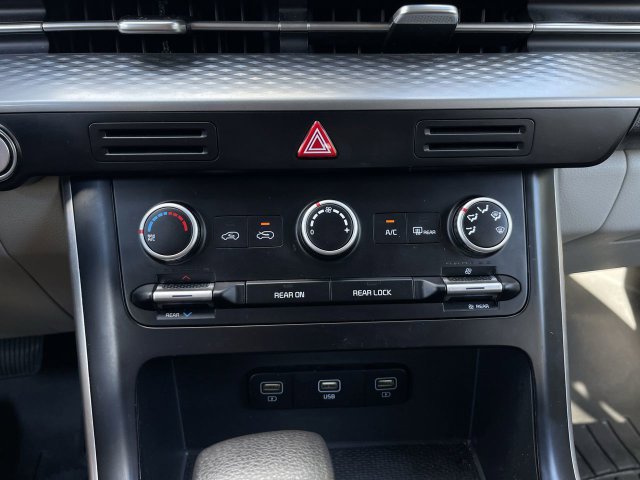 Used 2022 Kia Carnival LX FWD image 18