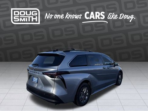 Used 2023 Toyota Sienna XLE image 5