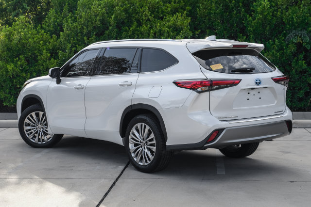 Used 2023 Toyota Highlander Platinum FWD image 14