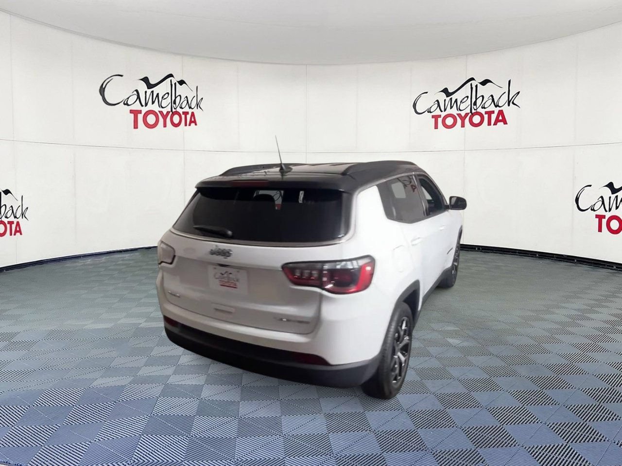 Used 2025 Jeep Compass Limited AWD/4WD image 9