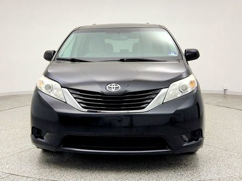 Used 2017 Toyota Sienna LE image 2