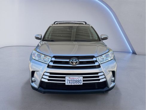 Used 2017 Toyota Highlander XLE FWD image 2