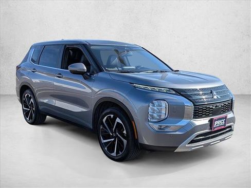 Used 2024 Mitsubishi Outlander SE image 3