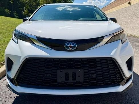 Used 2024 Toyota Sienna XSE w/ XSE Plus Package FWD image 3