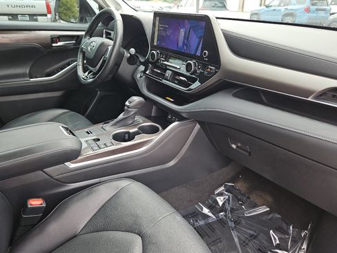 Used 2023 Toyota Highlander Limited FWD image 16