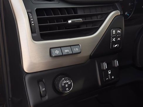 Used 2020 GMC Yukon Denali w/ Denali Ultimate Package RWD image 18