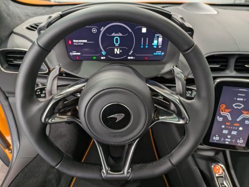 Used 2025 McLaren Artura image 11