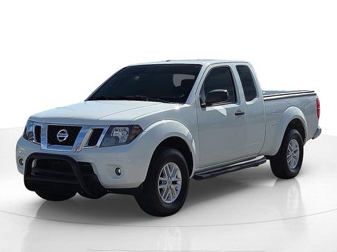 Used 2015 Nissan Frontier SV image 2