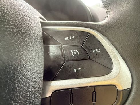 Used 2021 Jeep Renegade Latitude image 18