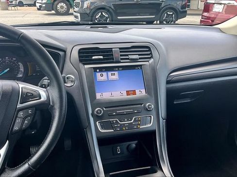 Used 2018 Ford Fusion SE w/ Equipment Group 201A FWD image 9