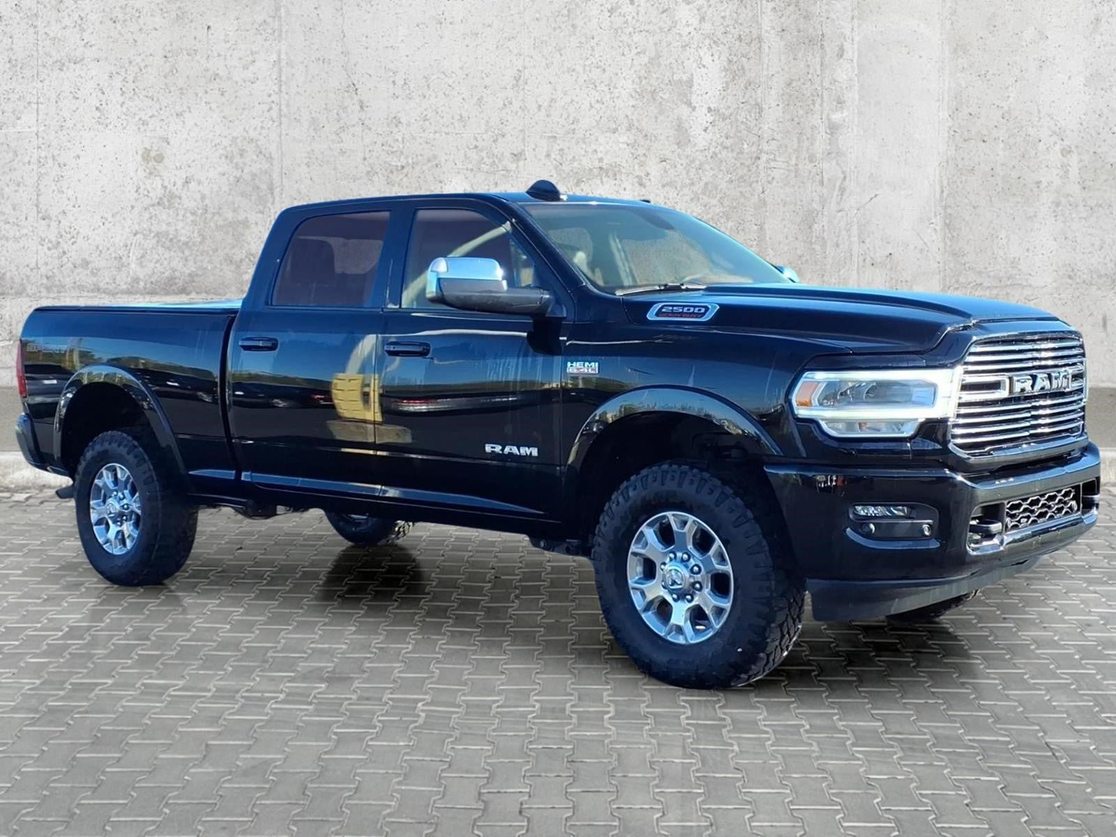 Used 2022 RAM 2500 Laramie AWD/4WD image 2