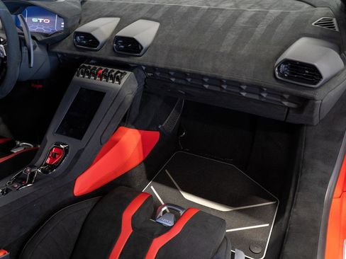 Used 2023 Lamborghini Huracan STO image 15