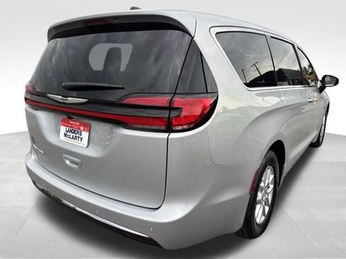 New 2026 Chrysler Pacifica Select image 5